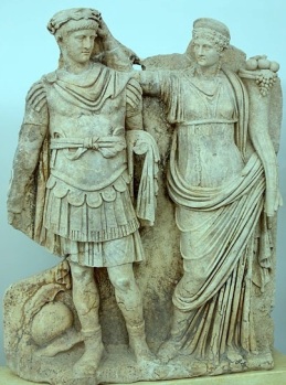 Agripinila coronando a su hijo Nerón (Museo de Afrodisia -Turquía-)